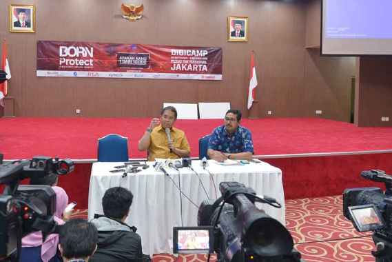 Ilustrasi: Menkominfo Rudiantara (kiri) bersama Dirjen SDPPI Ismail dalam jumpa pers di Kantor Kemkominfo, Jakarta, Jumat (5/10/2018). Dalam kesempatan itu Rudiantara menjelaskan mengenai perkembangan terkini pemulihan jaringan telekomunikasi di Sulawesi Tengah pascabencana gempa dan tsunami 28 September 2018.