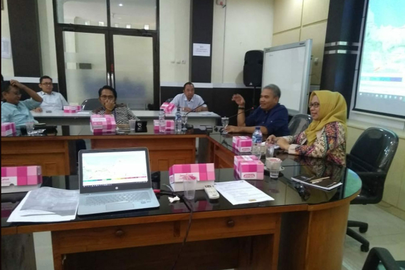 Ilustrasi: Kepala Subdirektorat Monitoring dan Penertiban Perangkat Pos dan Informatika, DItjen SDPPI, Irawati Tjipto Priyanti (kanan) berkoordinasi dengan BMKG terkait ditemukannya penyalahgunaan frekuensi radio pada penggunaan wireless access point yang mengganggu radar cuaca BMKG.