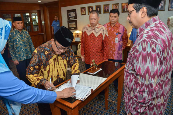 Ilustrasi: Dirjen SDPPI Ismail melantik R. Rudy Hendarwin sebagai Kepala Subdirektorat Sertifikasi dan Data Perangkat Pos, Telekomunikasi, dan Informatika, Direktorat Standardisasi PPI, serta Kusmono sebagai Kepala Seksi Pemantauan dan Penertiban di Kepala Balai Monitor Spektrum Frekuensi Radio Kelas II Padang, Sumatera Barat, di Jakarta, Rabu (5/12/2018).
