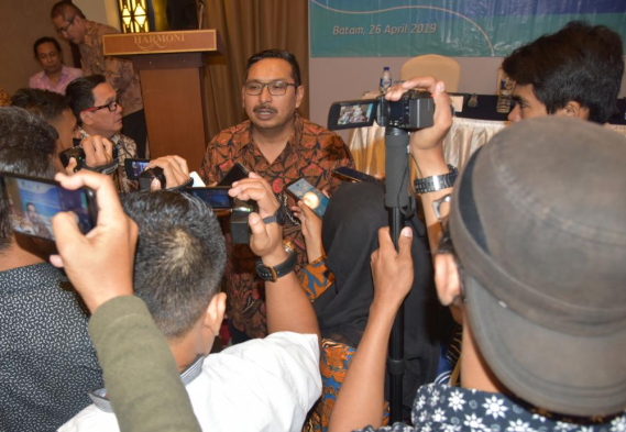 Ilustrasi: Dirjen SDPPI Ismail  saat diwawancarai awak media pada Focus Group Discussion (FGD) terkait Izin Kelas penggunaan Frekuensi (26/$)