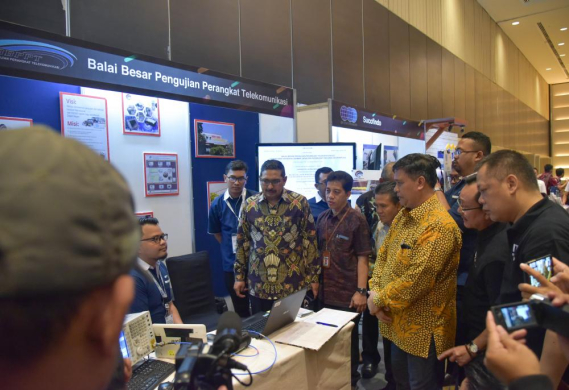 Ilustrasi: Dirjen SDPPI menerima penjelasan di stand Balai Besar Pengujian Perangkat Telekomunikasi yang menjadi salah satu stand di ITTA Expo 2019.