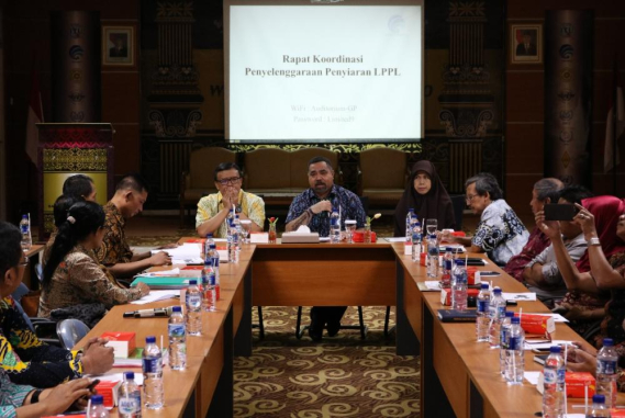 Ilustrasi: Kepala Balai Monitor (Balmon) Kelas I Surabaya, Sensilaus Dore (tengah) menyelenggarakan rapat koordinasi bersama Pemerintah Daerah Kabupaten/Kota di Jawa Timur, Jumat (14/6/ 2019)