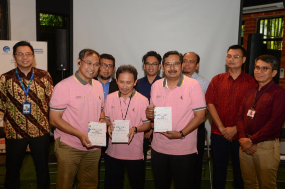 Ilustrasi: (Ki-Ka) : Ketua Umum Asosiasi IoT Indonesia Teguh Prasetya,  Direktur Industri Elektronika dan Telematika, Kemenperin R. Janu Suryanto dan Dirjen SDPPI Ismail berpose dengan buku saku IoT Vol. 1