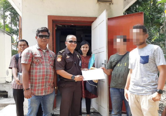 Ilustrasi: Tim PPNS Balmon Padang melaksanakan penertiban terhadap perangkat radio link pada salah satu operator seluler