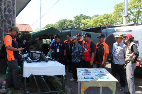 Ilustrasi: Mulyadi, staf Balmon Bandung, memperkenalkan perangkat telekomunikasi yang digunakan oleh Balmon, kepada para pengunjung kegiatan Pusdikhub Communication Festival tahun 2019