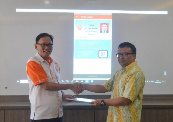 Ilustrasi: Direktur Operasi Sumber Daya, Dwi Handoko menyerahkan E-KTA kepada Sekjen ORARI Suryo Susilo dalam peluncuran E-KTA bertempat di Gedung Menara Merdeka lantai 11, Jakarta (20/09/2019).