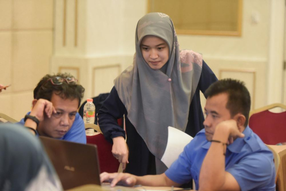 Ilustrasi: Instruktur Arsip Kemkominfo (tengah) saat memberikan assistensi  E-Arsip kepada kedua peserta sosialisasi, Pedoman Kearsipan  dan penggunaan Aplikasi Arsip Elektronik (30/10/2019)