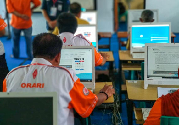 Ilustrasi: Salah satu peserta UNAIR sedang melaksanakaan unjian dengan menggunakan Computer Asissted Test (CAT)