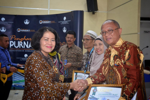 Ilustrasi: Sekretaris Jenderal Kementerian Komunikasi dan Informatika Rosarita Niken Widiasti merikan selamat kepada Edi Nasrudi salah satu pegawai yang memasuki purnabakti dari Direktorat Pengendalian SDPPI, Ditjen SDPPI, Jumat (28/2/2020).