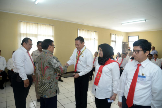 Ilustrasi: Plt. Direktur Pengendalian SDPPI, Dwi Handoko, memberi ucapan selamat kepada salah satu peserta terbaik Diklat PPNS Ditjen SDPPI kepada Kasubag Evalap, Eko Riyanto Sutomo pada penutupan diklat Selasa (03/03/2020).