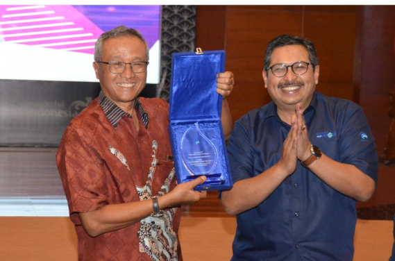 Ilustrasi: Kusmayanto Kadiman (kiri) , Mantan Menteri Riset dan Teknologi Kabinet Indonesia Bersatu I. Mantan Rektor Institut Teknologi Bandung (ITB) menerima kenang-kenangan dari Dirjen SDPPI Ismail (kanan) usai seminar Transformasi Digital yang diselenggrakan oleh Ditjen SDPPI di Jakarta (11/03/2020)