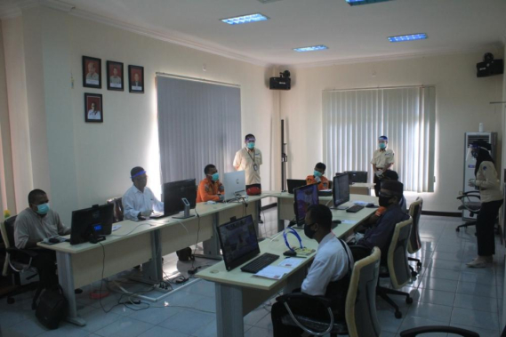 Ilustrasi: Suasana Ujian Negara Amatir Radio (UNAR) dengan mematuhi protokol kesehatan covid-19 yang berlangsung di kantor Loka Pangkalpinang pada Sabtu (13/06/2020).