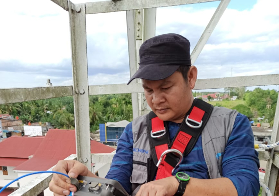 Ilustrasi: Tim dari Balai Monitoring Spektrum Frekuensi Radio (SFR) Kelas II Padang harus melewati medan offroad dalam mengatasi gangguan frekuensi radio Microwave Link Seluler (point to point) milik PT Telekomunikasi Indonesia Tbk.