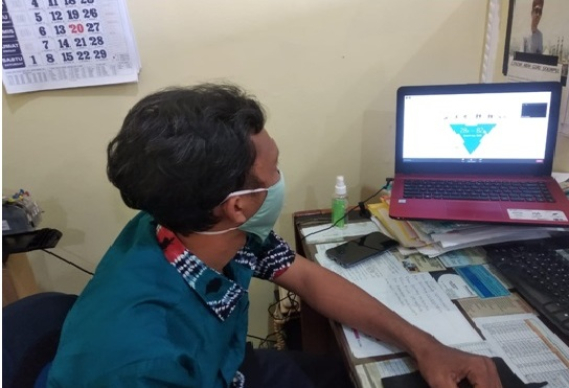 Ilustrasi: Tampak salah satu pegawai mengikuti pelatihan secara online. Pelatihan tersebut digelar oleh Balai Monitor Spektrum Frekuensi Radio (SFR) Klas II Banjarmasin bagi pegawainya, guna mendalami pengetahuan tentang teknologi Microwave Link dan Aplikasi Radio. Komunikasi
