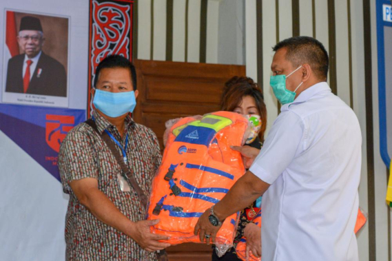 Ilustrasi: Penyerahan secara simbolis cinderamata dari Ditjen SDPPI kepada nelayan sibolga oleh Kepala Pelabuhan Perikanan Nusantara Sibolga, Rabu (26/08/2020)