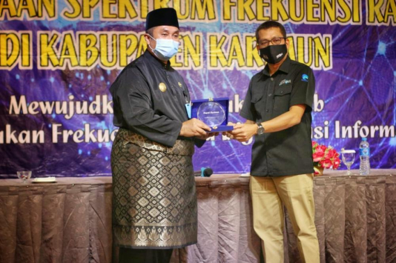 Ilustrasi: Pjs Bupati Karimun Herry Andrianto (kiri) menerima kenang-menangan dari Kepala Balmon Spelfrekrad Kelas II Batam Abdul Salam usai membuka Sosialisasi Penggunaan Frekuesi Radio. Selasa (29/09/2020)