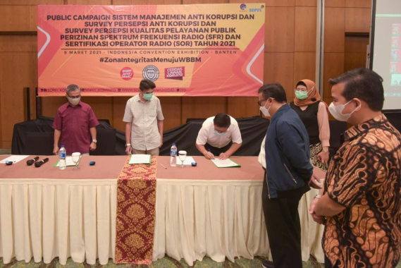 Ilustrasi: Direktur Operasi SUmber Daya Dwi HAndoko dan Inspektur I Syaharudin menyaksikan penandatanganan penerapan Sistem Manajemen Anti Korupsi oleh perwakilan 3 perusahaan (9/3/2021).