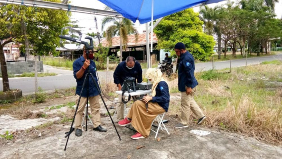 Ilustrasi: Tim Penangan Gangguan Frekuensi Radio Balmon Banjarmasin, yang terdiri dari Imam Suprasetyo, Muayyanah, Henrian Robby Fakhriannur, Bahrunsyah, dan Heriansyah melakukan pemantauan di lapangan untuk mengatasi gangguan frekuensi yang dialami oleh Airnav Banjarmasin.