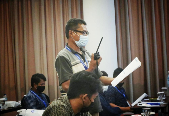 Ilustrasi: Peserta sosialisasi Bimbingan Teknis Sertifikasi Operator Radio untuk Nelayan, bersimulasi berkomunikasi menggunakan alat Peraga yang telah disediakan. Manado, Selasa (6/4/2021).