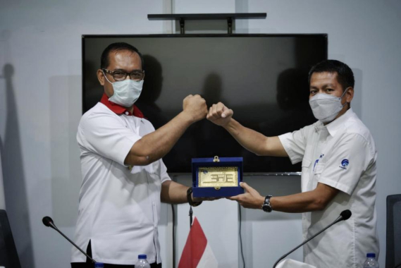 Ilustrasi: Balai Monitor Spektrum Frekuensi Radio Kelas II Batam (Balmon Batam) Andul Salam (kanan) menerima kunjungan kerja, Kepala Balai Deteksi Sinyal (BDS) Batam Rudi Murtono (kiri), Senin (31/5/2021). Selain silaturahmi, kedua lembaga menjajaki kemungkinan kerja sama.