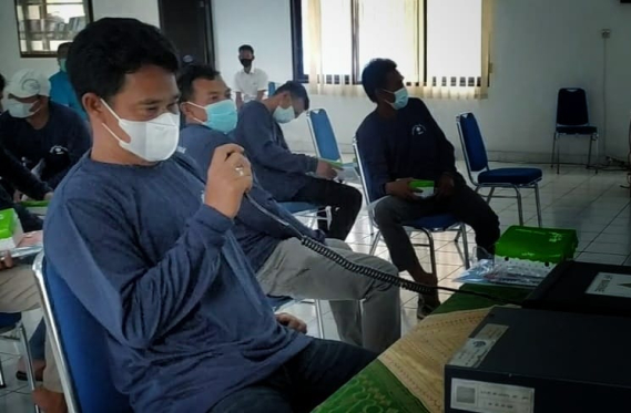 Ilustrasi: Salah satu ABK Kapal cara praktek penggunaan perangkat radio, Jembrana , Kamis (24/6/2021)