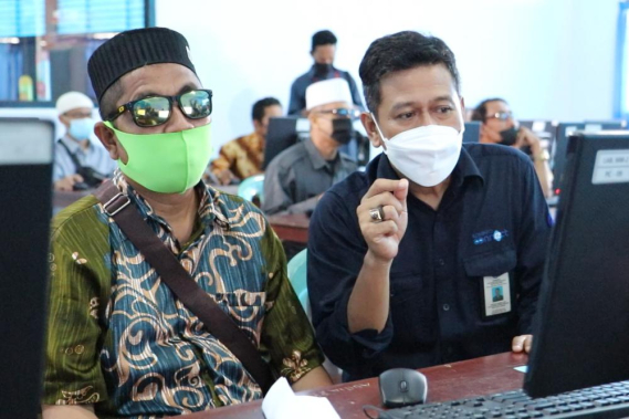 Ilustrasi: pendampingan penyandang tunanetra asal Lombok Tengah saat mengikuti Ujian Negara Amatir Radio (UNAR) Non Reguler Periode II Tahun 2021