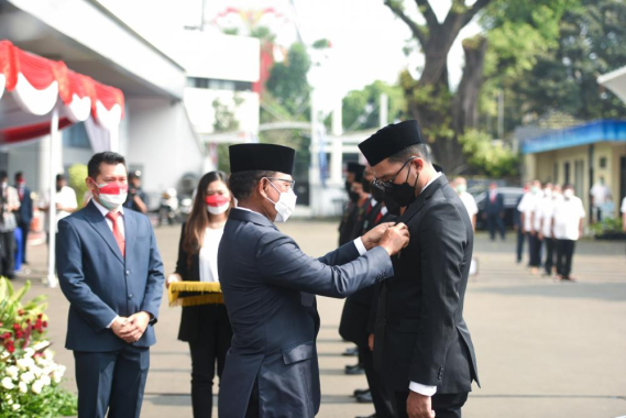 Ilustrasi: Menteri Kominfo menyematkan Tanda Kehormatan kepada satu dari 9 (sembilan) penerima penghargaan Satyalancana Pembangunan dan Satyalancana Wira Karya dalam Upacara Peringatan Hari Bhakti Postel ke-76, Senin (27/09/2021) bertempat di Lapangan Kemkominfo, Jakarta.