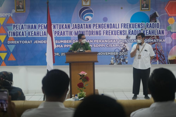 Ilustrasi: Koordinator Umum dan Kepegawaian Hasyim Fiater dalam sesi penutupan berinteraksi dengan salah satu peserta pelatihan Diklat  Pembentukan Pejabat Fungsional Monitoring Spektrum Frekuensi Radio, Senin (22/11/2021).