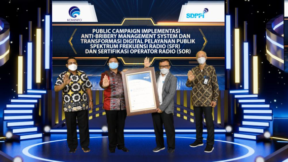 Ilustrasi: Sertifikat diserahkan oleh TUV NORD Indonesia, Selasa (30/1/2021), dalam acara Public Campaign Implementasi Anti-Bribery Management System dan Transformasi Digital Pelayanan Publik Spektrum Frekuensi Radio (SFR) dan Sertifikasi Operator Radio (SOR). Penyerahan sertifikat dilakukan oleh Direktur TUV NORD Indonesia Bayu Wicaksana kepada Direktur Operasi Sumber Daya Dwi Handoko, disaksikan oleh Irjen Kemkominfo Doddy Setiadi dan Dirjen SDPPI Ismail.