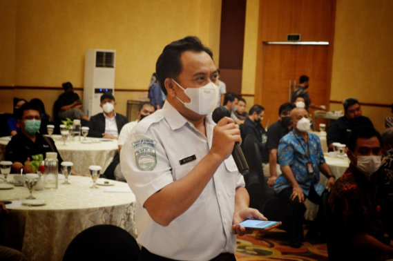 Ilustrasi: Tampak peserta antusias mengikuti kegiatan dengan bertanya pada Sosialisasi dan Edukasi kepada para pengguna frekuensi radio se-Sulawesi Utara di Hotel Aston, Kamis (24/2/2022).