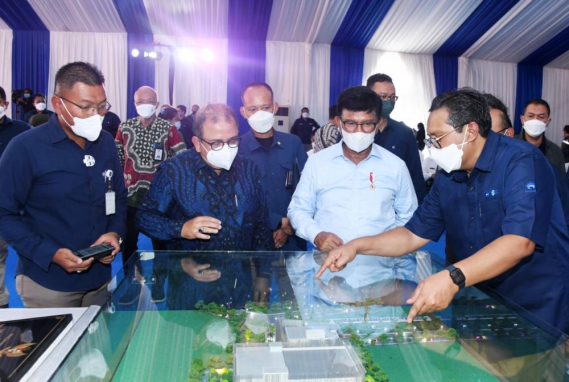 Ilustrasi: Dirjen SDPPI Ismail dan Menteri Komunikasi dan Informatika Johnny G. Plate melihat maket gedung Balai Pengujian Perangkat Telekomunikasi yang akan dibangun di Tapos, Depok saat peresmian pembangunannya pada Rabu (16/03/2022).