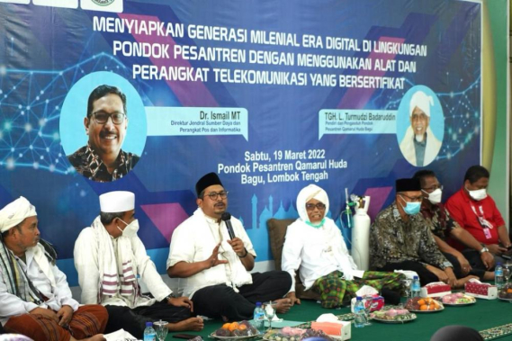 Ilustrasi: Dirjen SDPPI Ismail dan TGH. Turmudzi Pimpinan Ponpes Qamarul Huda menyampaikan pesan kepada para santri, Sabtu (19/03/2022).