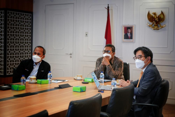 Ilustrasi: Dirjen SDPPI, Dr Ismail (tengah) didampingi oleh Direktur Standardisasi Perangkat Pos dan Informatika Mulyadi, ST, MT (kiri) saat menerima kunjungan Dirjen Communication Conformity Asessement Center (CCAC) Radio Research Agency (RRA) Korea Dr. Samyoung Chung (kanan). Selasa (24/5/2022)