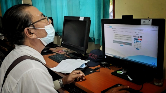 Ilustrasi: Tampak peserta Ujian Nasional Amatir Radio (UNAR) Non Reguler sedang mengerjaan soal melalui computer assisted test (CAT). Ujian UNAR TERSEBUT yang dilaksanakan oleh Balai Monitor (Balmon) Spektrum Frekuensi Radio Kelas I Denpasar di Nusa Penida (26/5/2022)