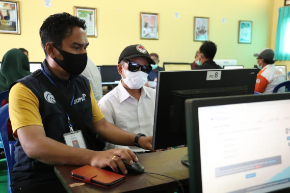 Ilustrasi: Syamsuddin (43), seorang peserta tuna netra mengikuti Ujian Nasional Amatir Radio (UNAR) yang diselenggarakan Balai Monitor Spektrum Frekuensi Radio Kelas II Mataram di SMK Negeri 2 Kuripan Kabupaten Lombok Barat, Minggu (19/6/2022).