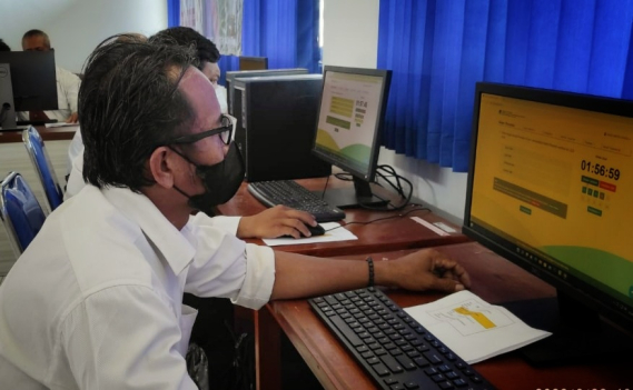 Ilustrasi: Tampak salah satu peserta sedang menegerjakan soal UNAR. Sebanyak 64 peserta mengikuti ujian UNAR yang diselenggarakan oleh Balai Monitor Spektrum Frekuensi Radio Kelas I Denpasar di Buleleng , Rabu (22/6/2022).