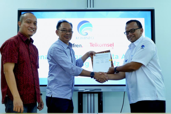 Ilustrasi: Direktur Penataan Denny Setiawan (kanan) berjabat tangan dengan perwakilan PT Telekomunikasi Selular usai Penandatanganan Berita Acara Penyelesaian Refarming Pita Frekuensi 2,3 GHz. Senin (27/03/2023)
