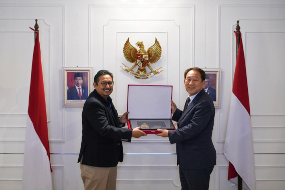 Ilustrasi: Dirjen SDPPI Ismail dan Dirjen RRA Korsel melakukan tukar cenderama saat kunjungan Dirjen RRA Korsel beserta Tim, Rabu (11/05/2023).