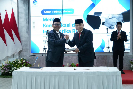 Ilustrasi: Menteri Polhukam Mahfud MD menyerahkan memori Sertijab kepada Menteri Kominfo yang baru Budi Arie Setiadi pada Senin (17/07/2023).