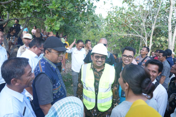 Ilustrasi: Dirjen SDPPI Ismail dan Gubernur NTB Zulkifliemansyah berbincang dengan masyarakat setempat saat meninjau salah satu lokasi BTS di NTB, Rabu (26/07/2023).