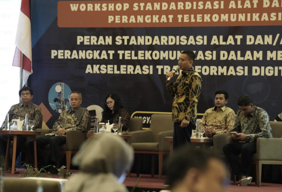 Ilustrasi: Anak Agung Gede Oka dari Tim Kerja Harmonisasi dan Kepatuhan Standar menyampaikan paparan pada Sesi 1, Selasa (17/10/2023).