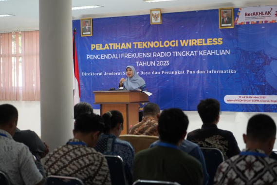 Ilustrasi: Siti Chadidjah Ketua Tim Kerja Manajemen SDM, Organisasi dan Tatalaksana menyampaikan sambutan penutupan dalam kegiatan Pelatihan Teknologi Wireless bagi para jabfung Pengendali Frekuensi Radio, Kamis (26/10/2023).
