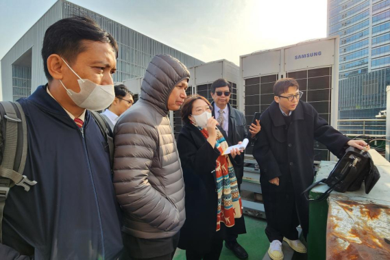 Ilustrasi: Delegasi Ditjen SDPPI ke rooftop gedung komersial Yongsang Biznet melihat demonstrasi cara pengukuran EMF pada lokasi antena BTS layanan seluler.