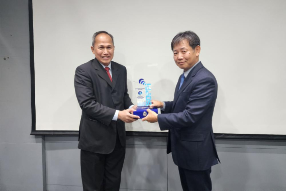 Ilustrasi: Direktur Standardisasi PPI Mulyadi menyerahkan plakat kepada pihak RRA yang diwakili oleh Direktur Conformity Assessment RRA Korea, Shin Hongsun.
