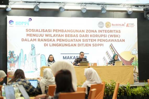 Ilustrasi: Moderator Yan Fallah diapit narasumber Fidyah Ernawati (paling kanan) dan Risya Dameris (paling kiri) dalam kegiatan Sosialisasi Pembangunan Zona Integritas di lingkungan Ditjen SDPPI, Jum'at (1/12/2023).