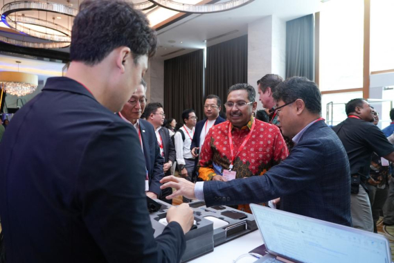 Ilustrasi: Dirjen SDPPI Ismail menyimak penjelasan yang disampaikan oleh delegasi dari Jepang dalam kegiatan Digital Nation Summit 2023, Rabu (6/12/23).
