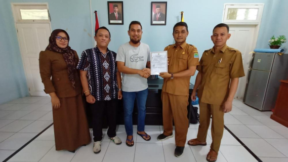 Ilustrasi: Kepala Balmon Banda Aceh Luthfi mendampingi penyerahan sertifikat dari Kepala Dinas Kelautan dan Perikanan Kab. Aceh Jaya, Teuku Ridwan kepada pemilik kapal nelayan Maimun Bahri, di kantor Dinas Kelautan dan Perikanan Kab. Aceh Jaya pada Selasa (23/01/2024).