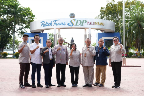 Ilustrasi: Tim Ditjen SDPPI dan Tim PoltekTrans Palembang berfoto bersama saat evaluasi kelayakan PoltekTrans sebagai mitra Lembaga Diklat REOR.