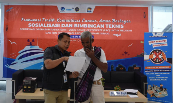 Ilustrasi: Petugas Balai Monitor Spektrum Frekuensi Radio Kelas II Palu (Balmon Palu) saat meberikan bimbingan teknis kepada nelayan dalam menggunakan alat telekomunikasi yang benar. Sabtu (18/05/2025)