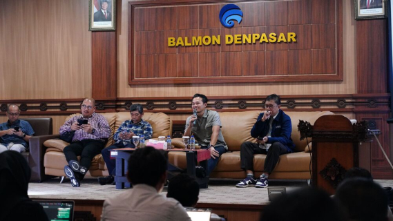 Ilustrasi: Sekretaris Direktorat Jenderal Infrastruktur Digital Kementerian Komunikasi dan Digital (Komdigi), Indra Maulana, mengunjungi Balai Monitor Spektrum Frekuensi Radio (Balmon) Bali